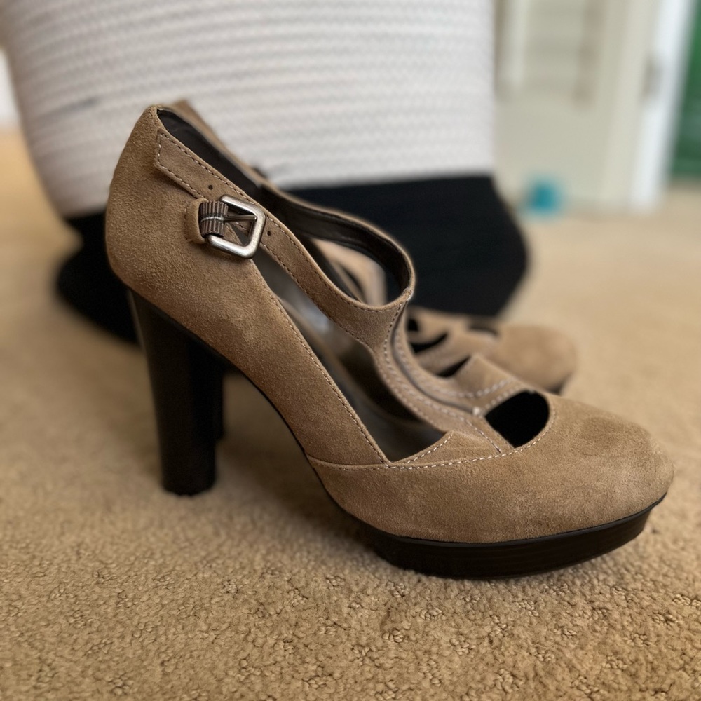 B Markowsky platform suede t-strap pumps